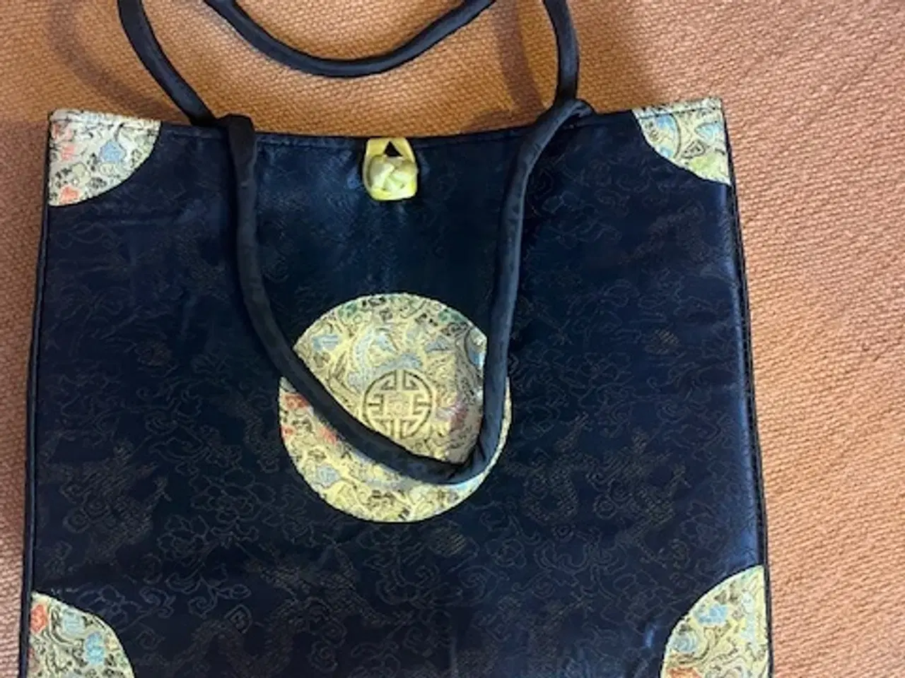 Billede 2 - Unik asiatisk taske med musikalsk detalje