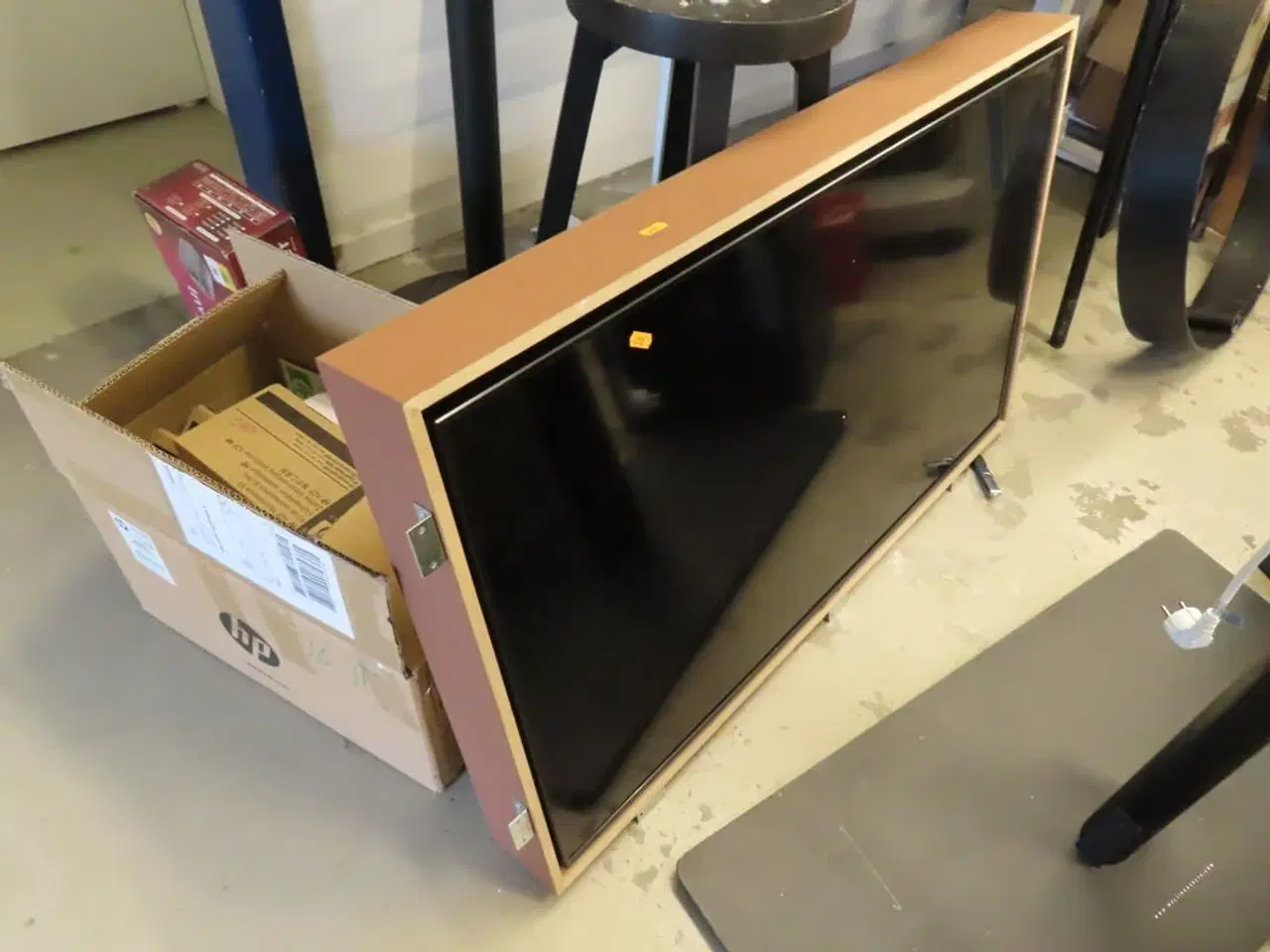 Billede 1 - TV SAMSUNG monteret i trækasse, uden fjernbetjening