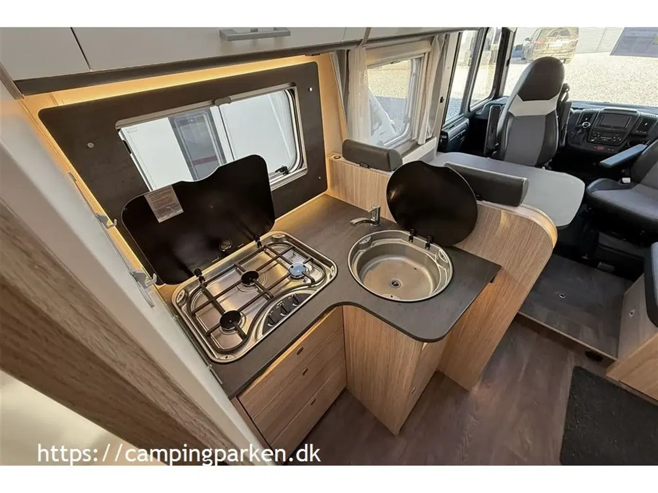 Billede 5 - 2021 - SunLight I 69 L   Velholdt autocamper med queens bed, meget udstyr og automatgear