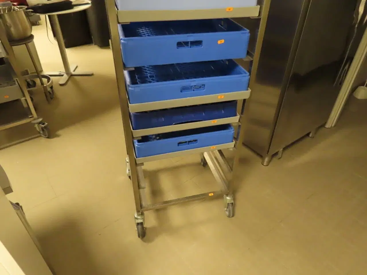 Billede 3 - Stik/bakkevogn til opvaskebakker inkl bakker.