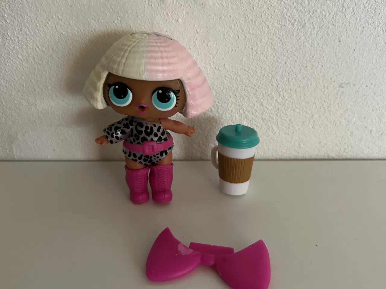 Billede 1 - L.O.L figur med tilbehør