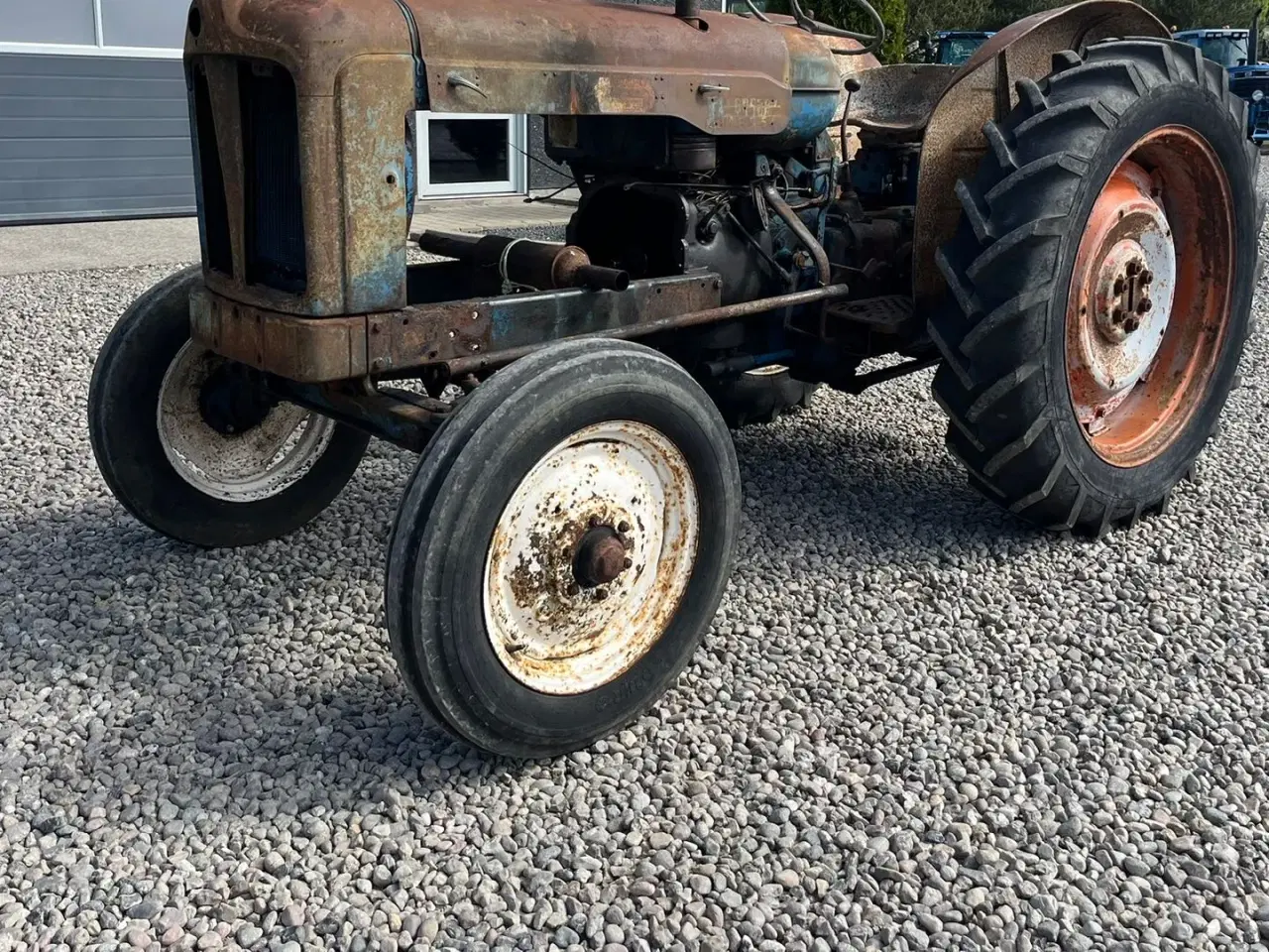 Billede 3 - Fordson Major Motoren mangler, men mange god dele.