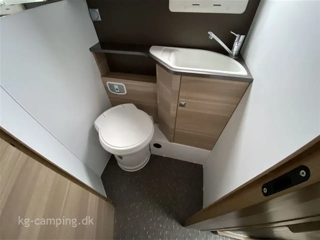 Billede 14 - 2015 - Adria Coral Plus 670 SL Flot Adria Coral med lækre læder sæder.