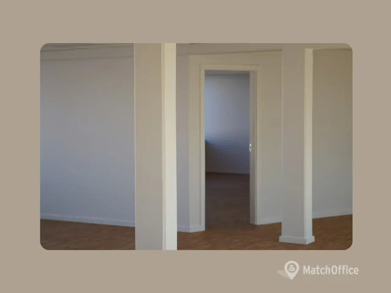 Billede 8 - Et lejemål med åbne rum der oser af skråsikker attitude og selvsikkerhed