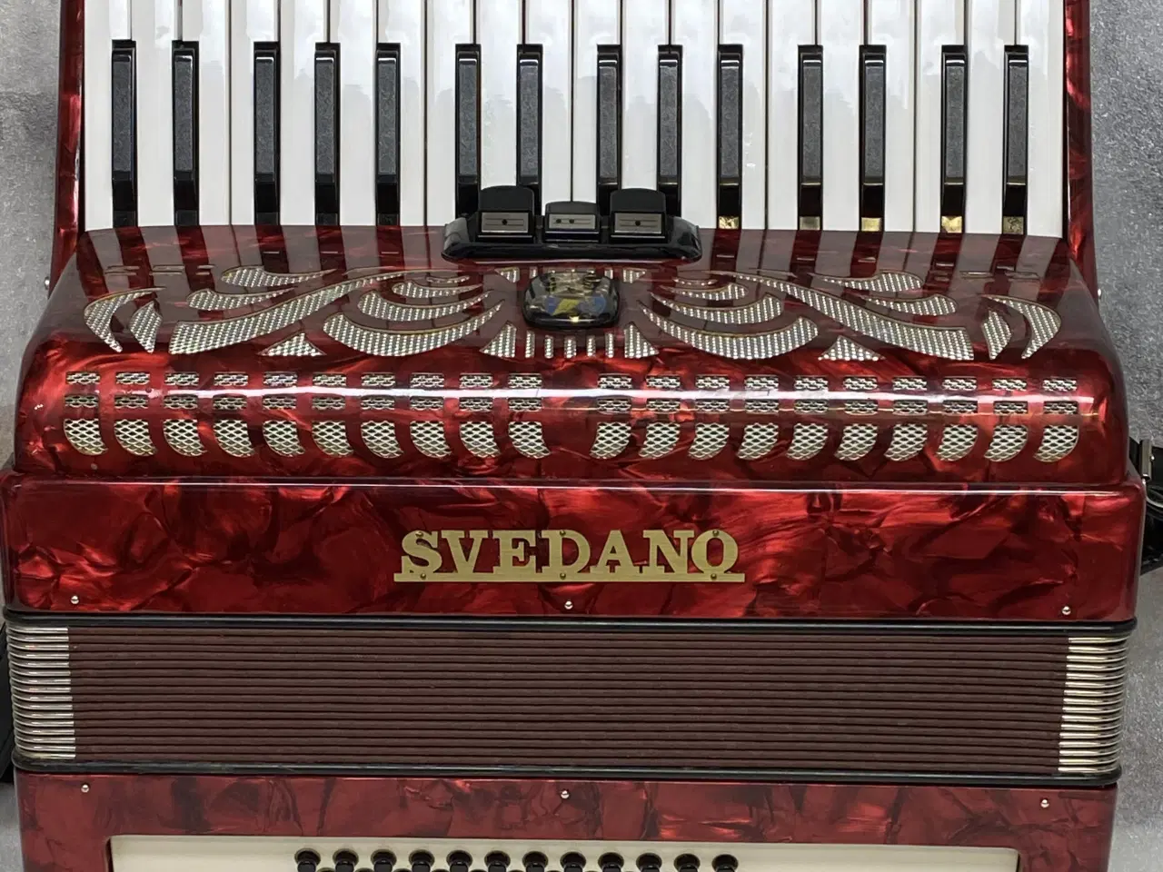 Billede 9 - Denne flotte røde Svadano-harmonika sælges