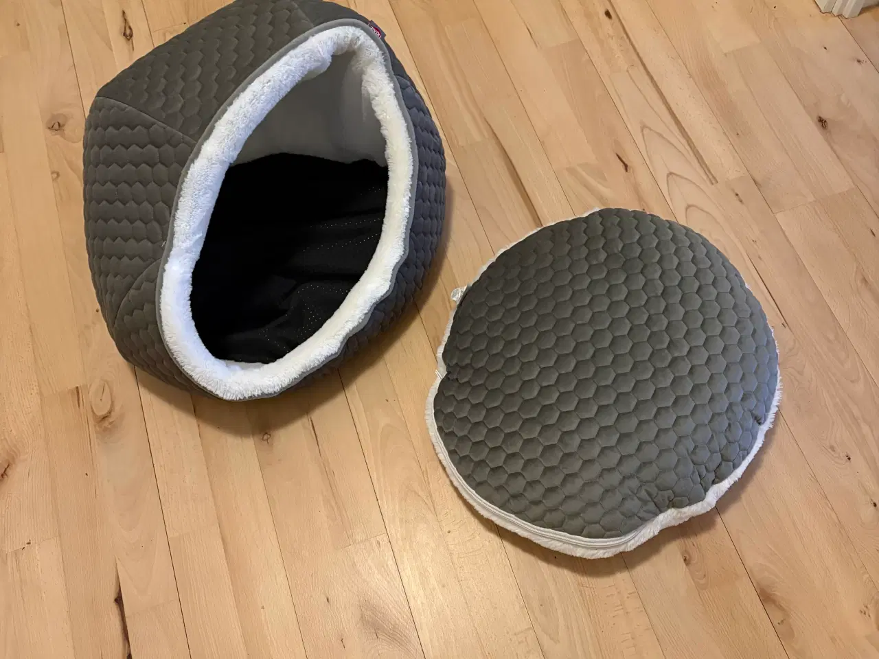 Billede 1 - En sød lille hule til en lille hund 