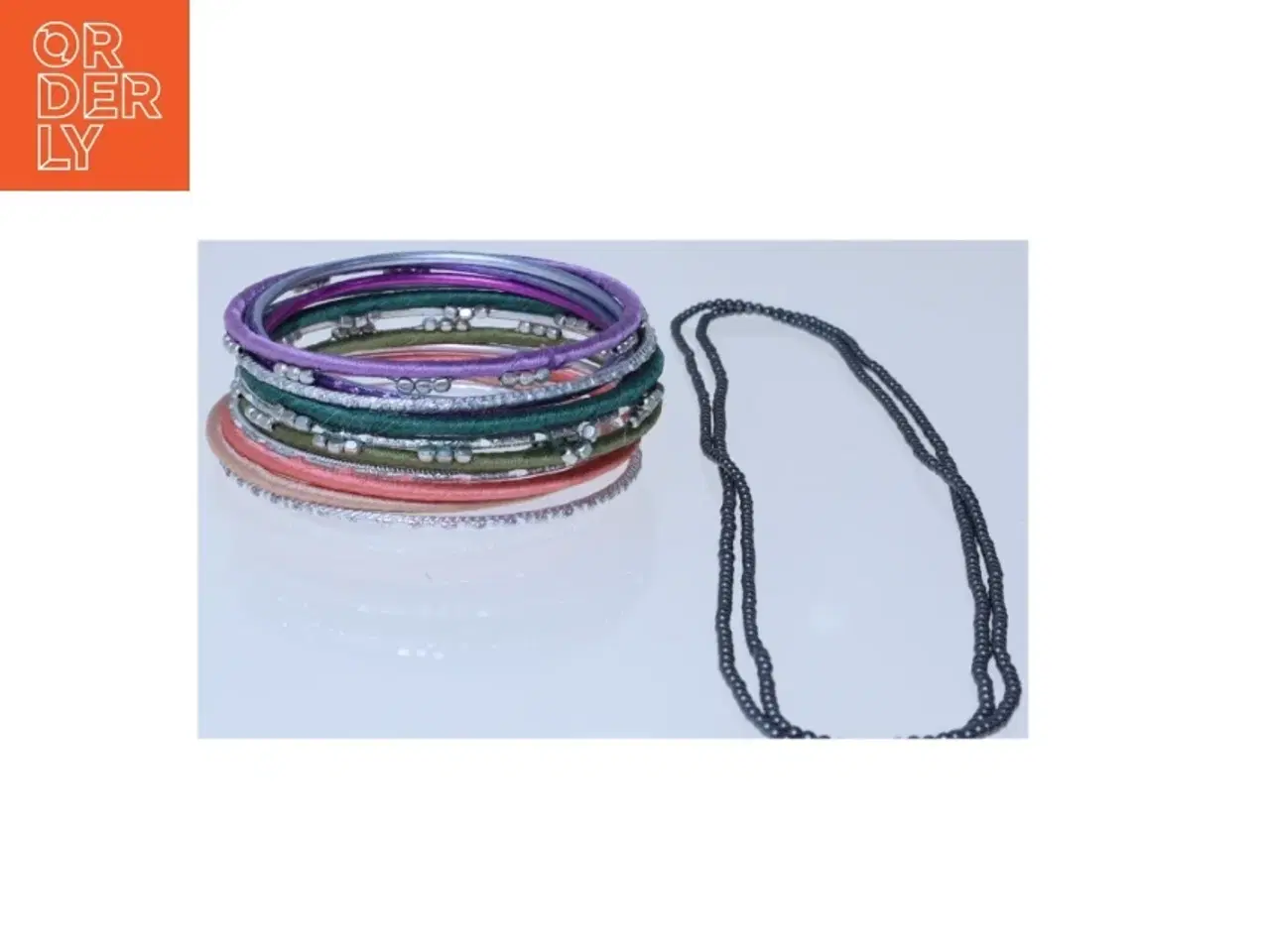 Billede 2 - Farverige armbånd og halskæde (str. Ø 7 cm og 82 cm)