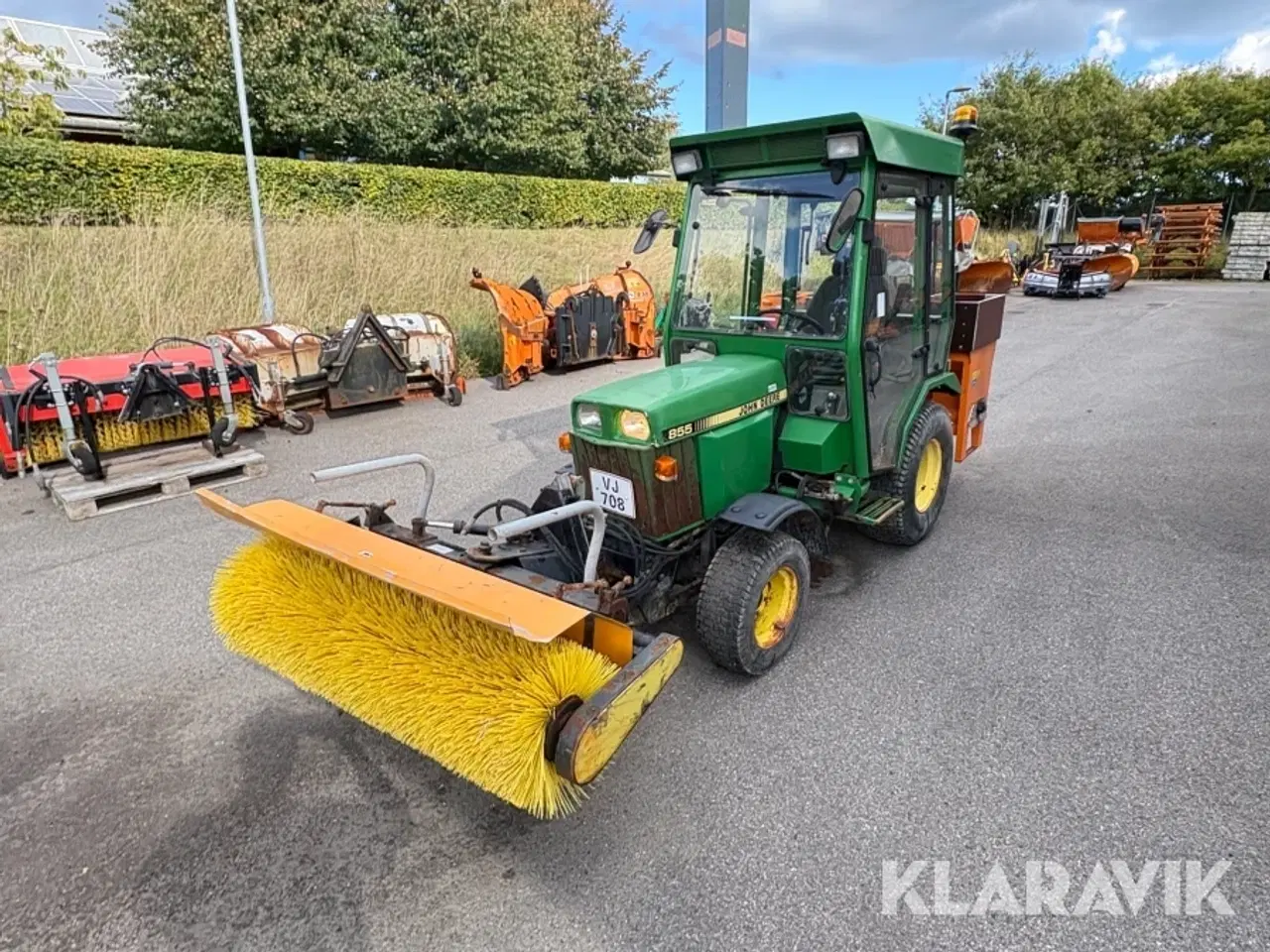 Billede 1 - Traktor John Deere 855 med kost og udlægger