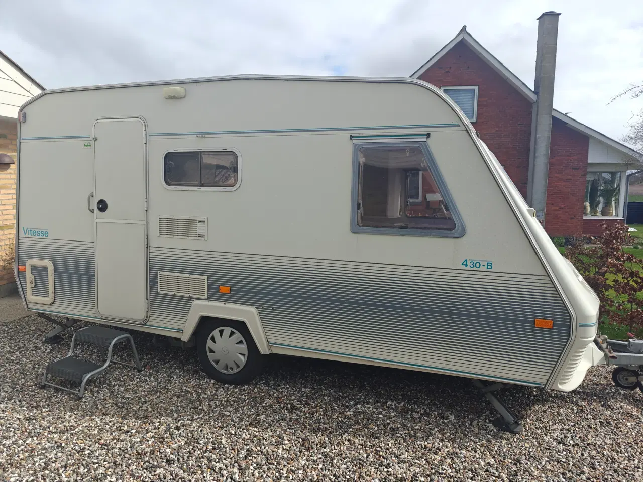Billede 2 - Velholdt campingvogn fra 1994 m. fortelt & toilet