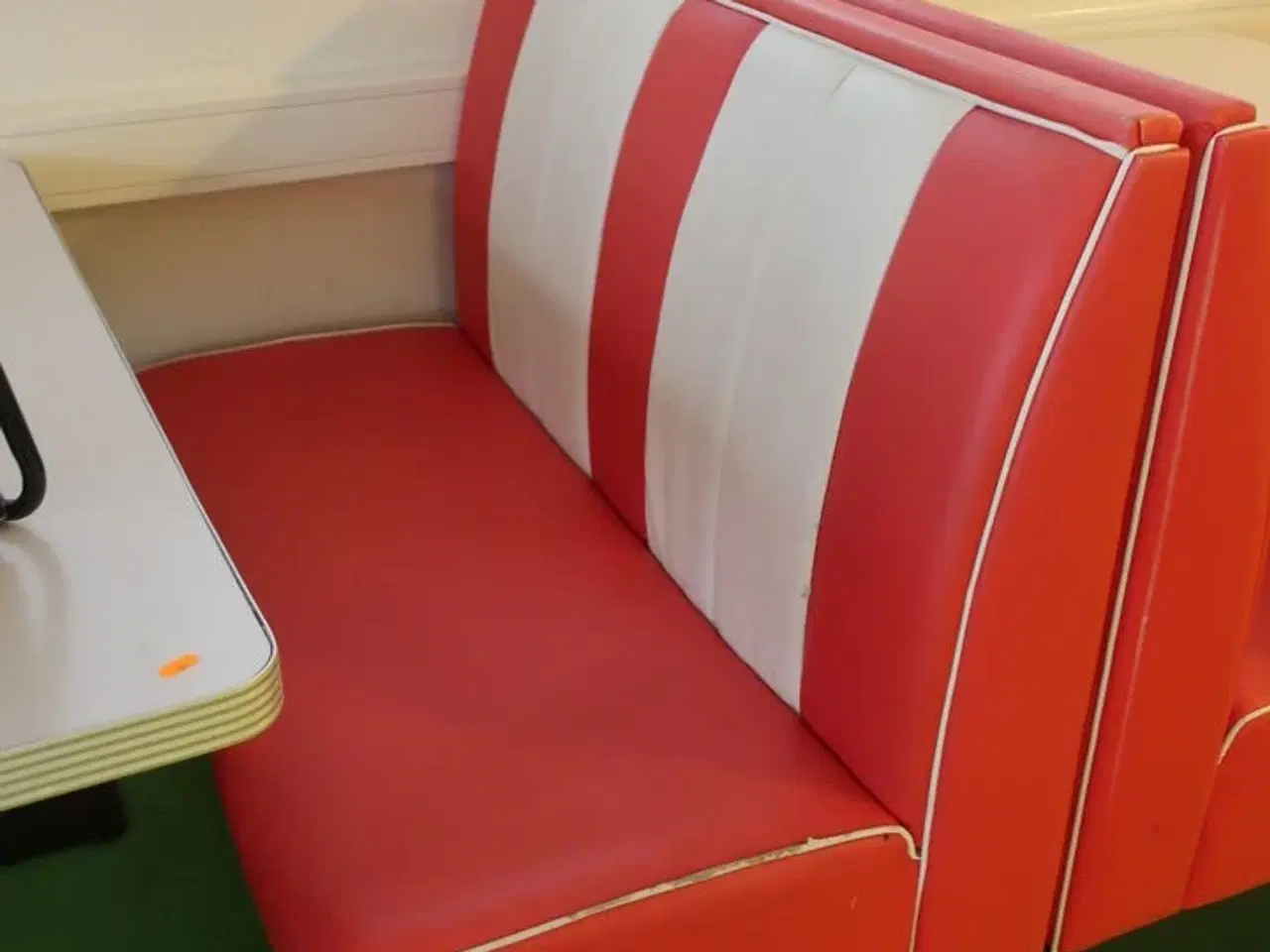 Billede 7 - 12 stk. bænke samt 6 stk. spiseborde