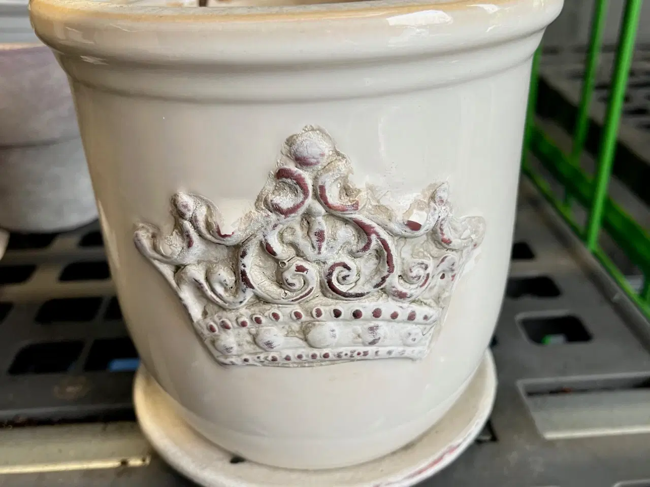 Billede 3 - Keramisk urtepotte med kronedekoration i relief