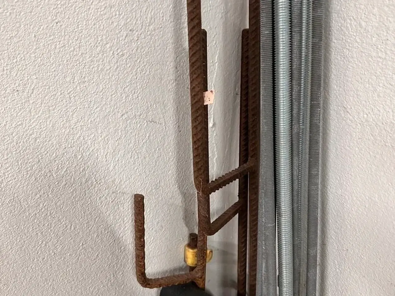 Billede 5 - 2 stk skovle, diverser gevindstænger mv.