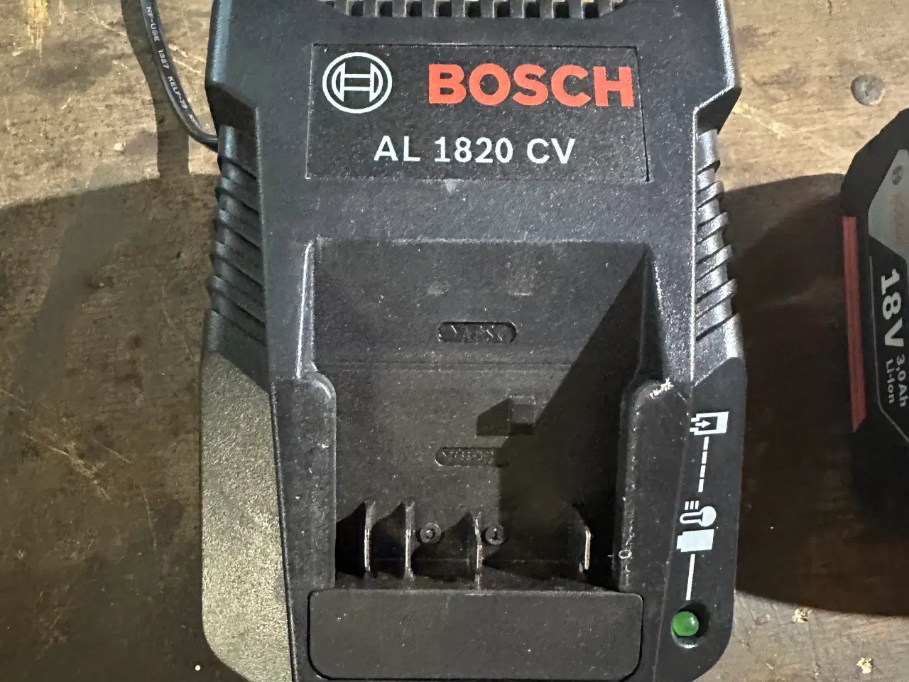 Billede 1 - Lader og batteri til Blå Bosch Boremaskine