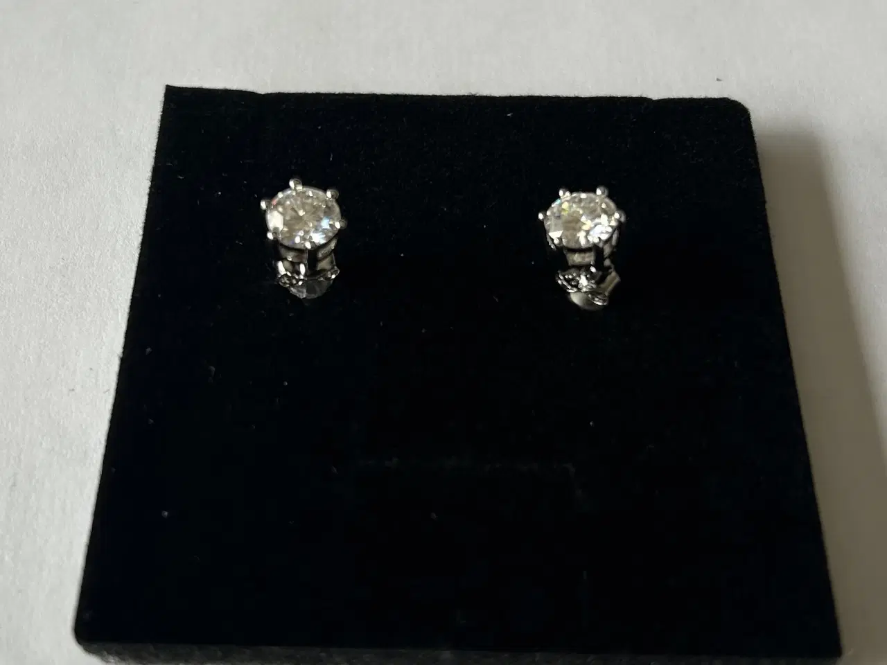 Billede 1 - Moissanite Øreringe 2 ct, 925 Sølv m/Hvidguld