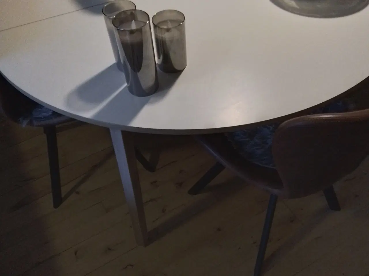 Billede 1 - Spisebord med hvid plade