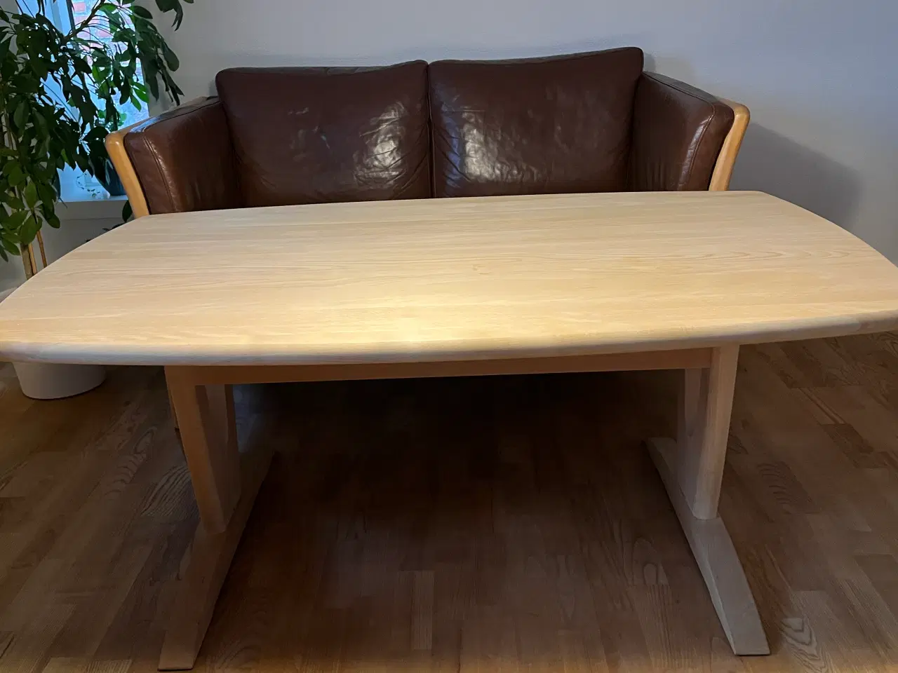 Billede 5 - Bord med 6 stole + sofabordet.