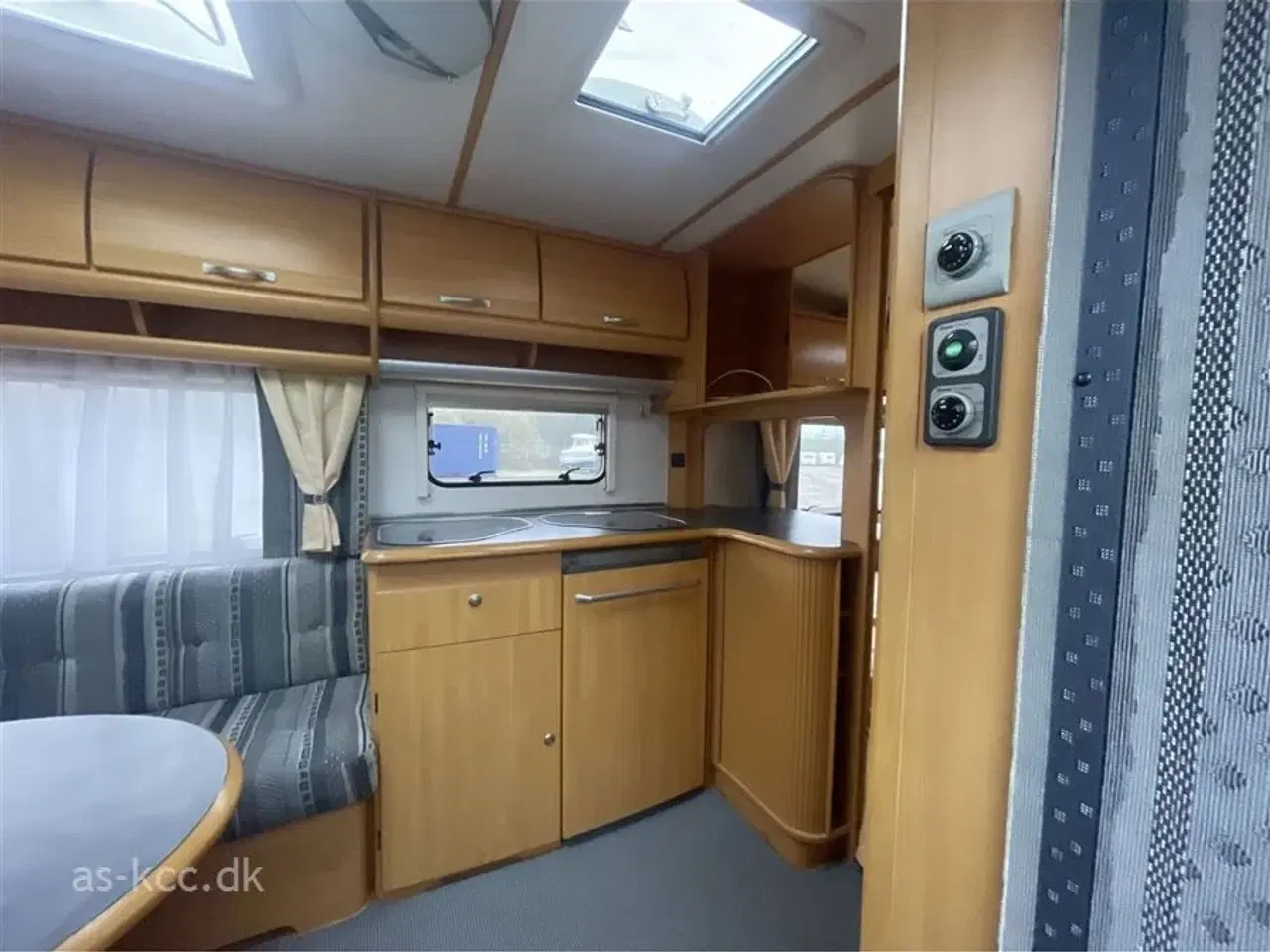 Billede 5 - 2005 - LMC Münsterland 475 RD Lmc Münsterland 475 RD årg. 2005 Med ny mover fra 2024 og markise, tæpper i vognen. 4 sovepladser, 5 siddepladser.