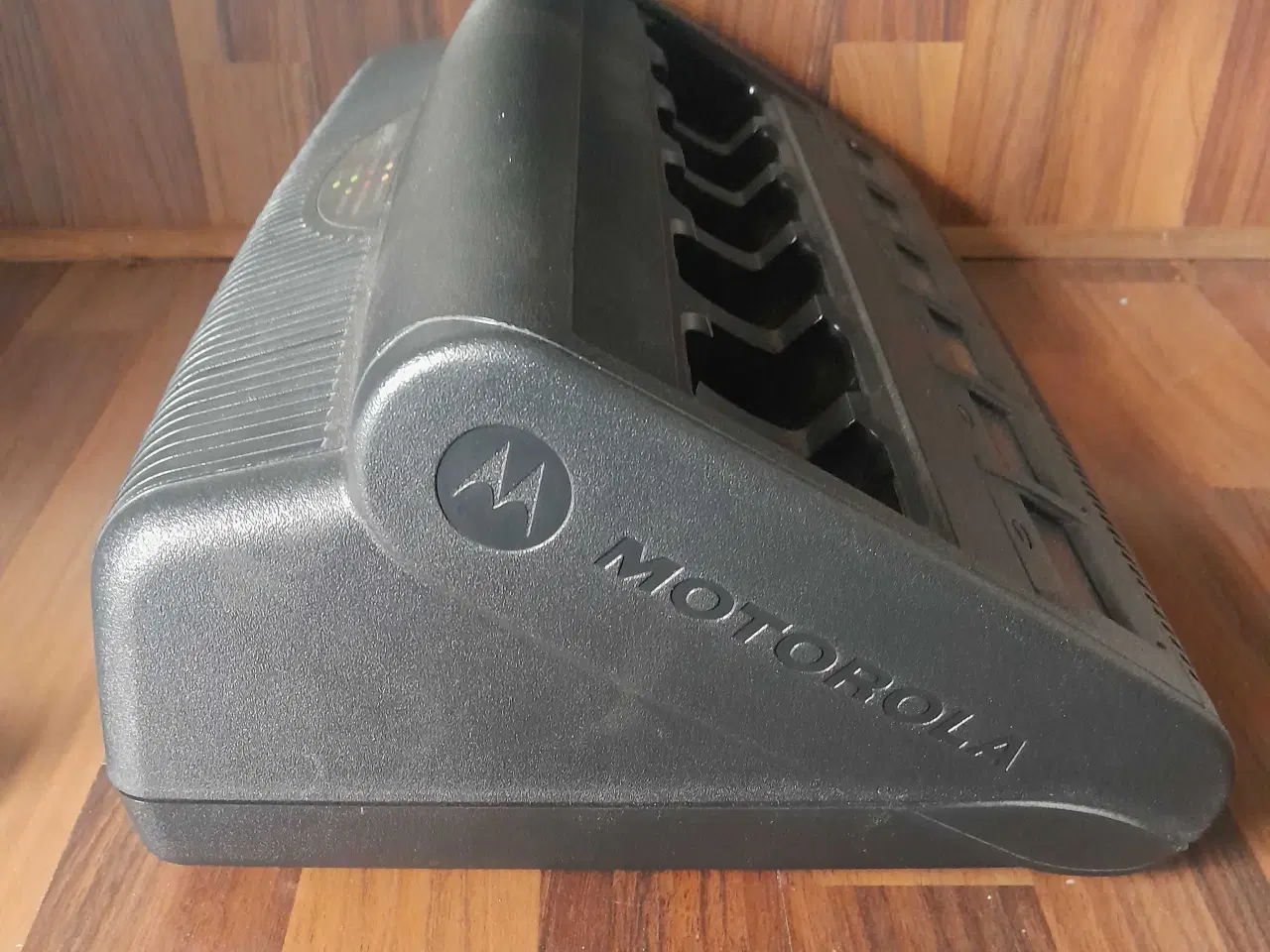 Billede 4 - Motorola 6 plads lader til DP serien.