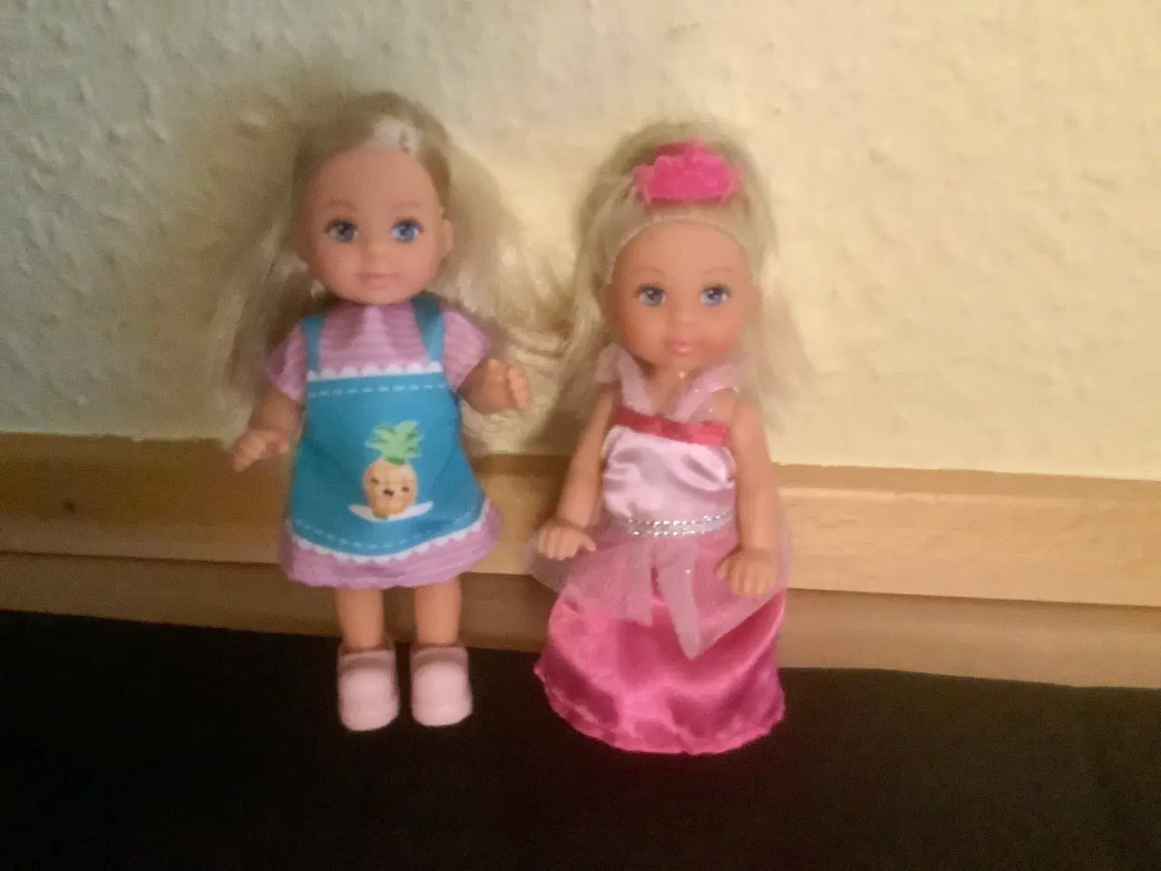 Billede 3 - Små dukker som passer til Barbie.