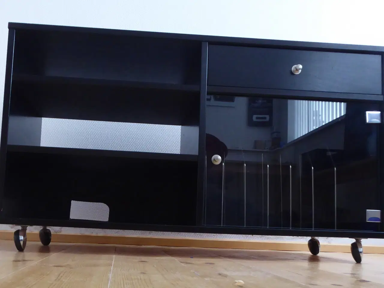 Billede 6 - Lækker sort stereo-bænk.