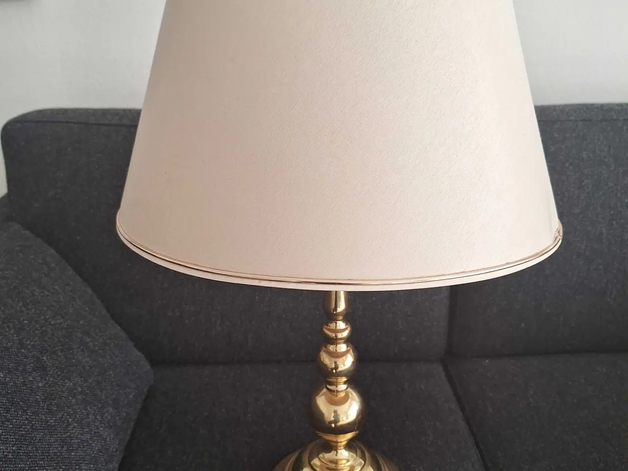 Billede 2 - Flot bordlampe I massiv messing med skærm. 