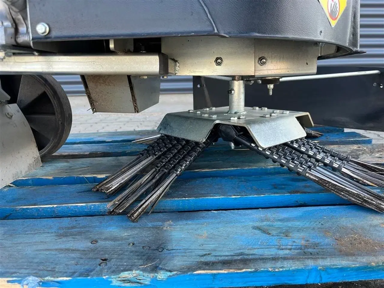 Billede 4 - - - - Kwern Ukrudts børste med benzin motor.