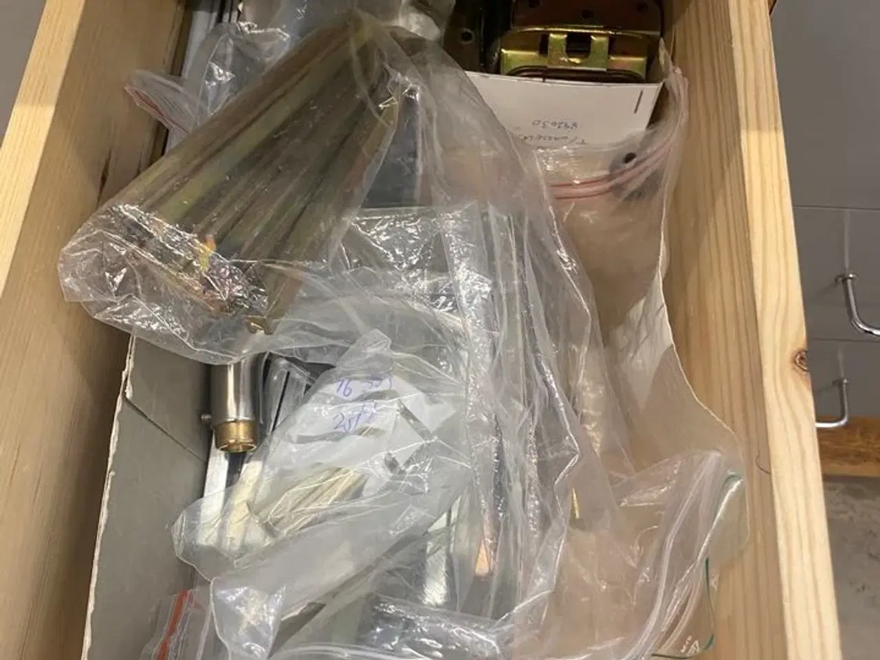 Billede 9 - Stort parti nøgler, beslag mm. (se foto)