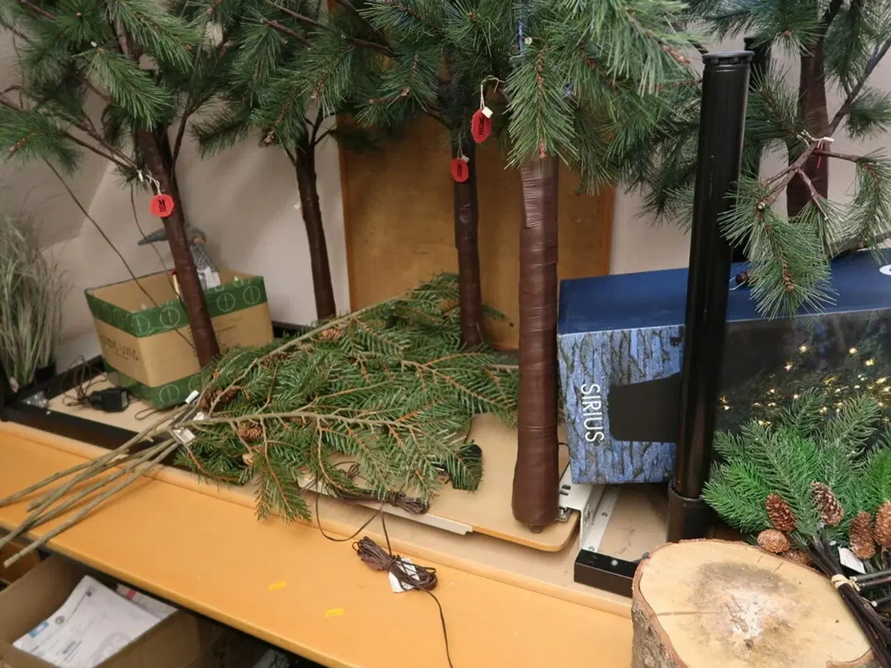 Billede 3 - Div. Julepynt, kunstige planter (kasserne er tomme)