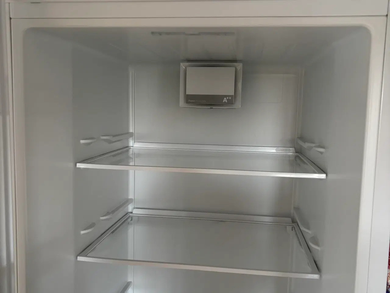 Billede 3 - Hvidt fritstående køleskab i meget fin stand