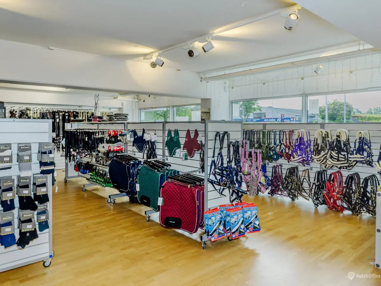 Billede 5 - Sort showroom med gode parkeringsforhold