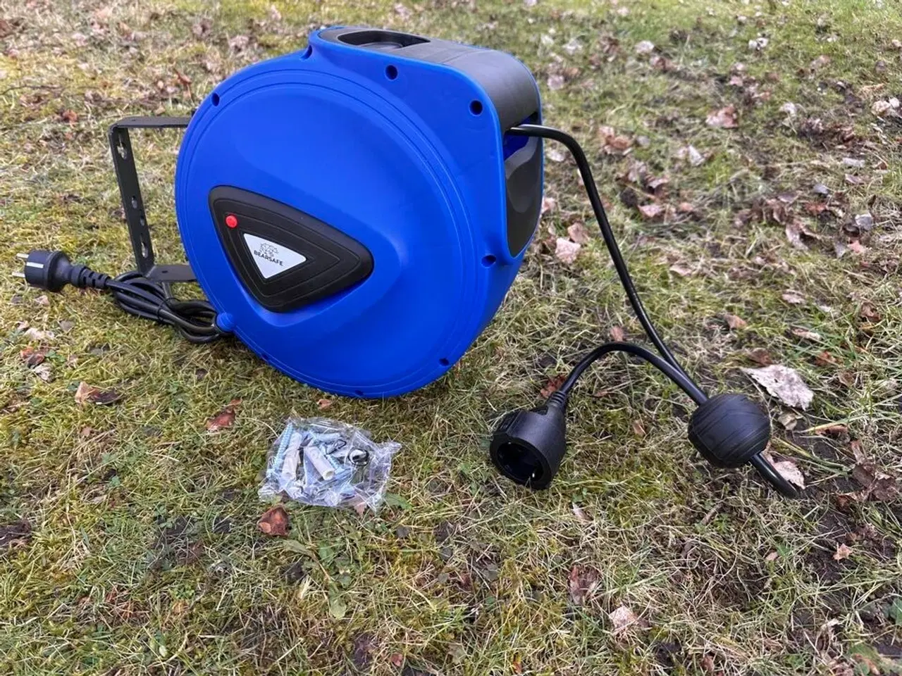 Billede 1 - Automatisk kabelopruller med 20m kabel og vægbeslag.
