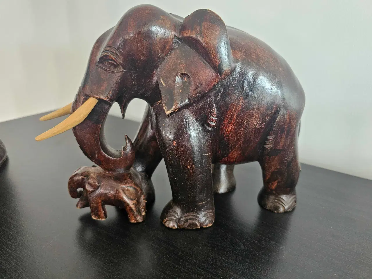 Billede 2 - Elefant I mørkt træ 19 cm. 