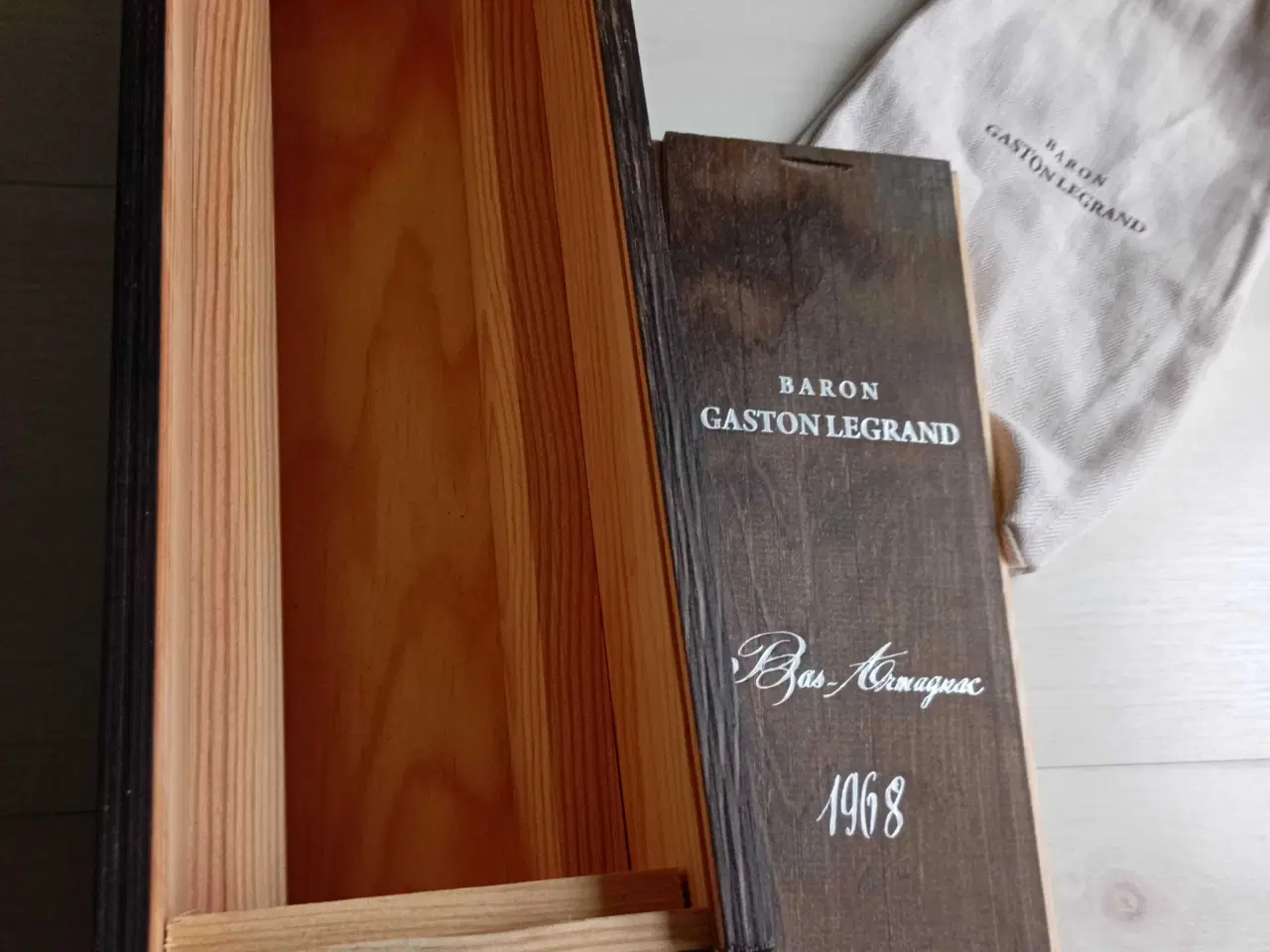 Billede 5 - Fin træ æske med låg. Cognac