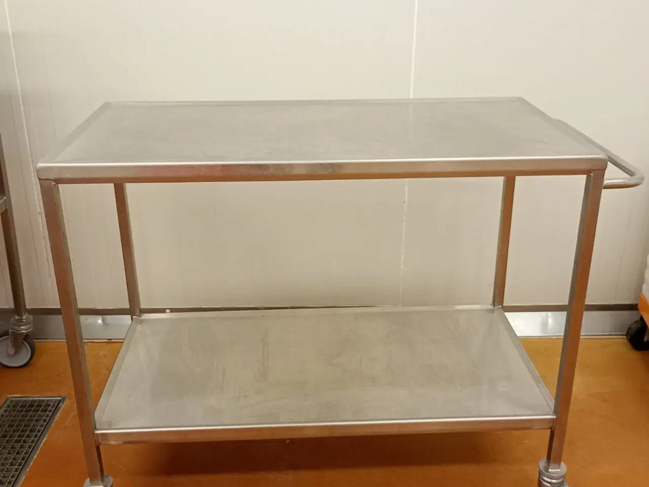 Billede 1 -  Bord på hjul.