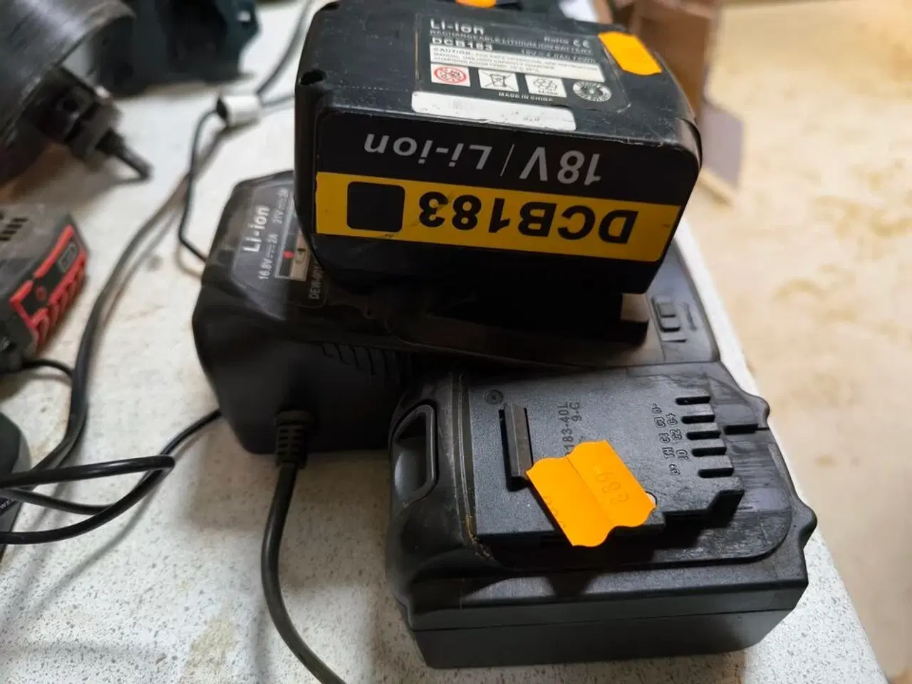 Billede 1 - Lader & 2 stk. batterier til MICHANN rørskærer