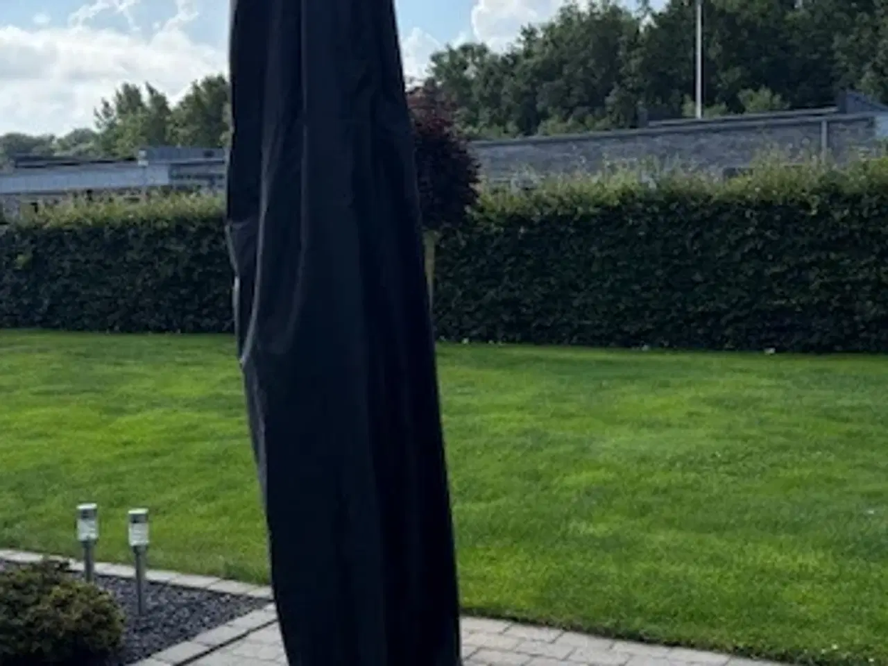 Billede 2 - Terrasseparasol grå med granitfod.