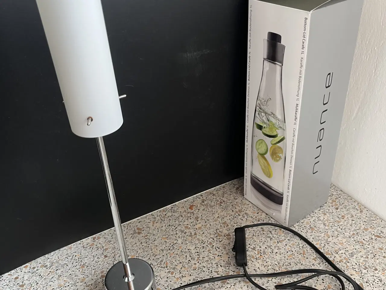 Billede 4 - Herstal lampe og en vandkaraffel med låg og æske. 