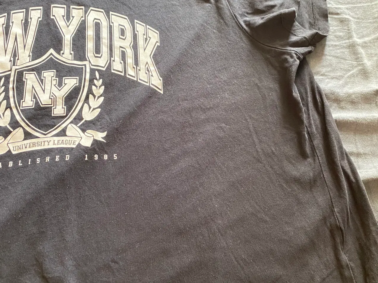 Billede 5 - T-shirt i sort med motiv