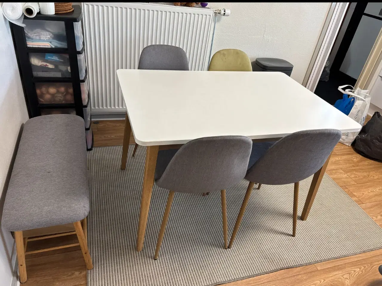 Billede 3 - Spisebord +stole,bænk og tæppe