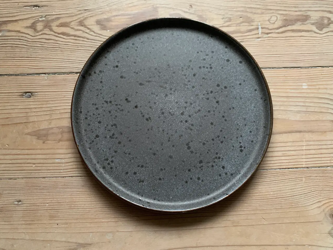 Billede 1 - Flot enkel frokosttallerken i mørkegrå toner