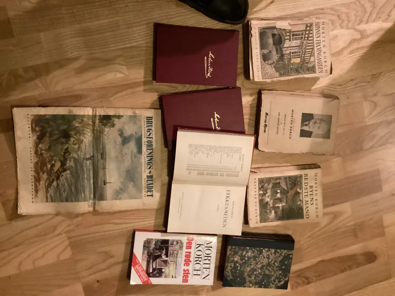 Billede 2 - Bøger og en avis med morten korch på bagsiden. 