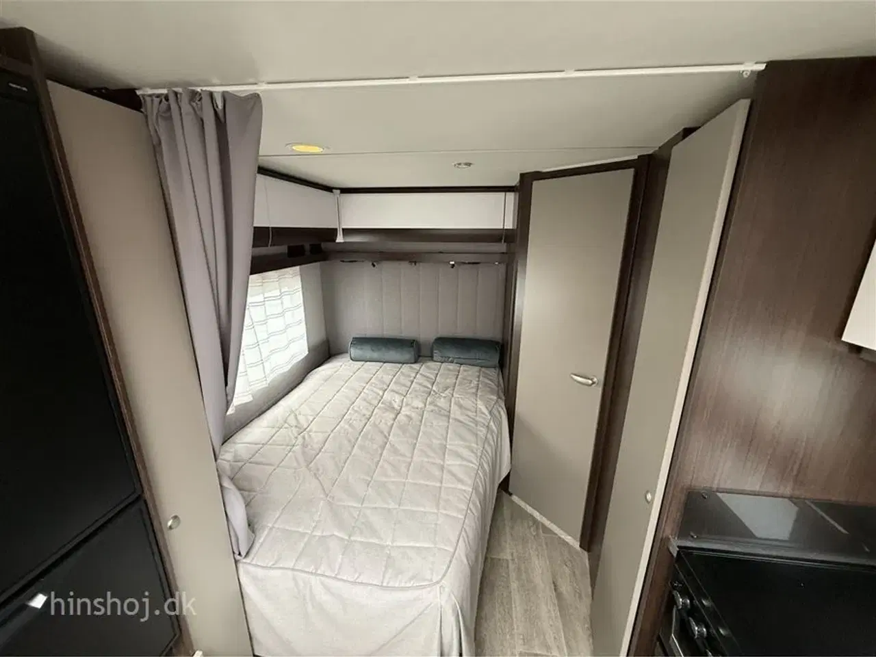 Billede 12 - 2025 - Polar Blueline 520 FD   Lækker luksus vintervogn med dobbeltseng, rundsiddegruppe fra Hinshøj Caravan