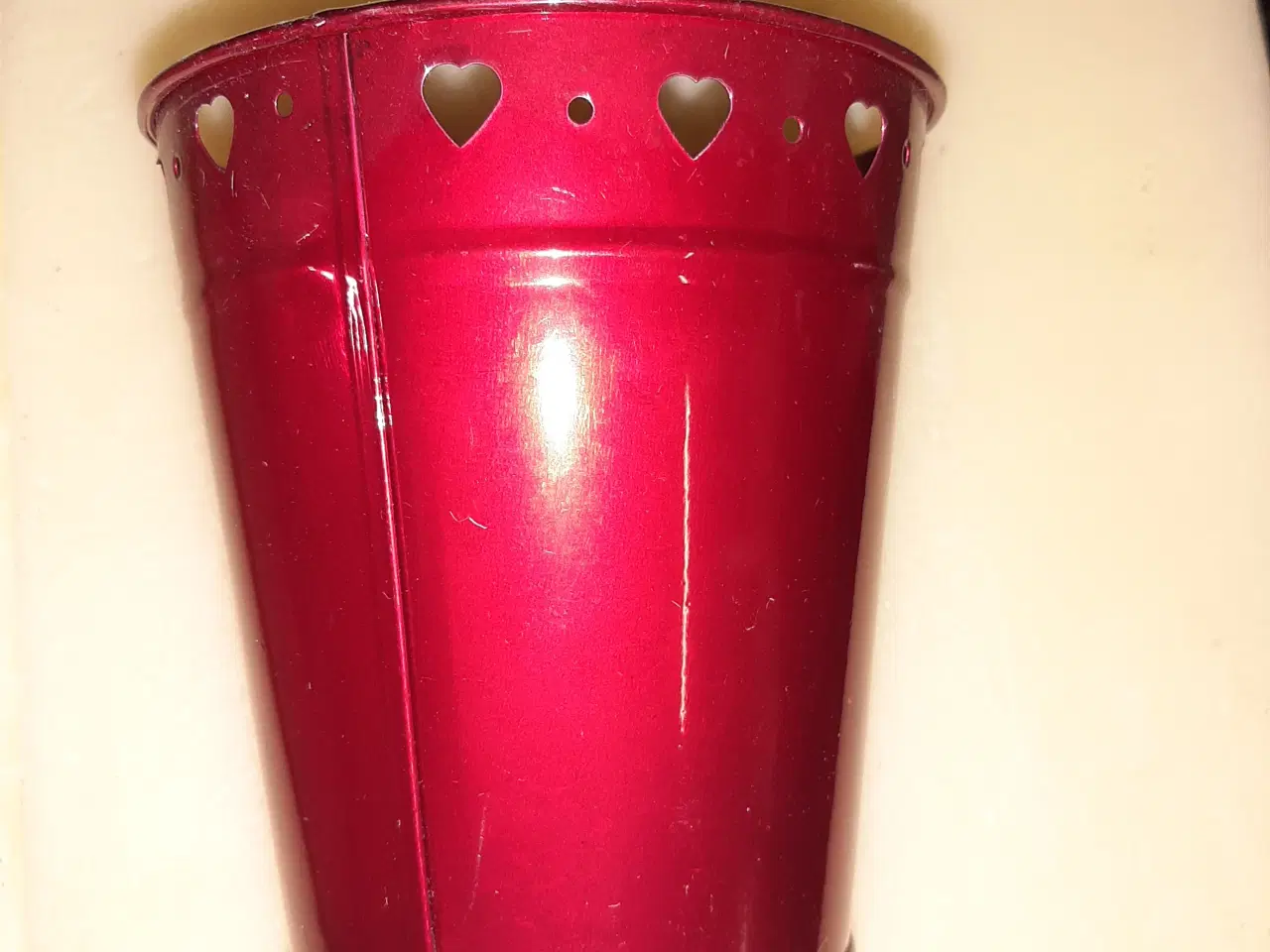 Billede 1 - dekoration i rødmetalic med hjerter 