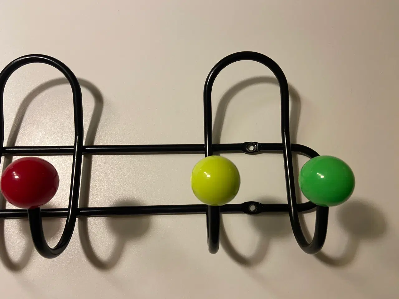 Billede 4 - Knagerække i sort, med farvede "dutter"