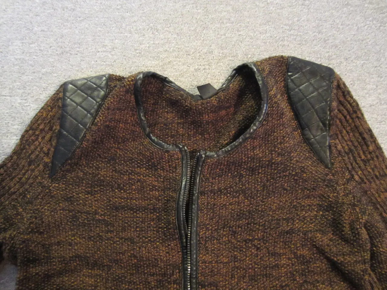 Billede 2 - Brun trøje med lynlås i str. M fra H&M