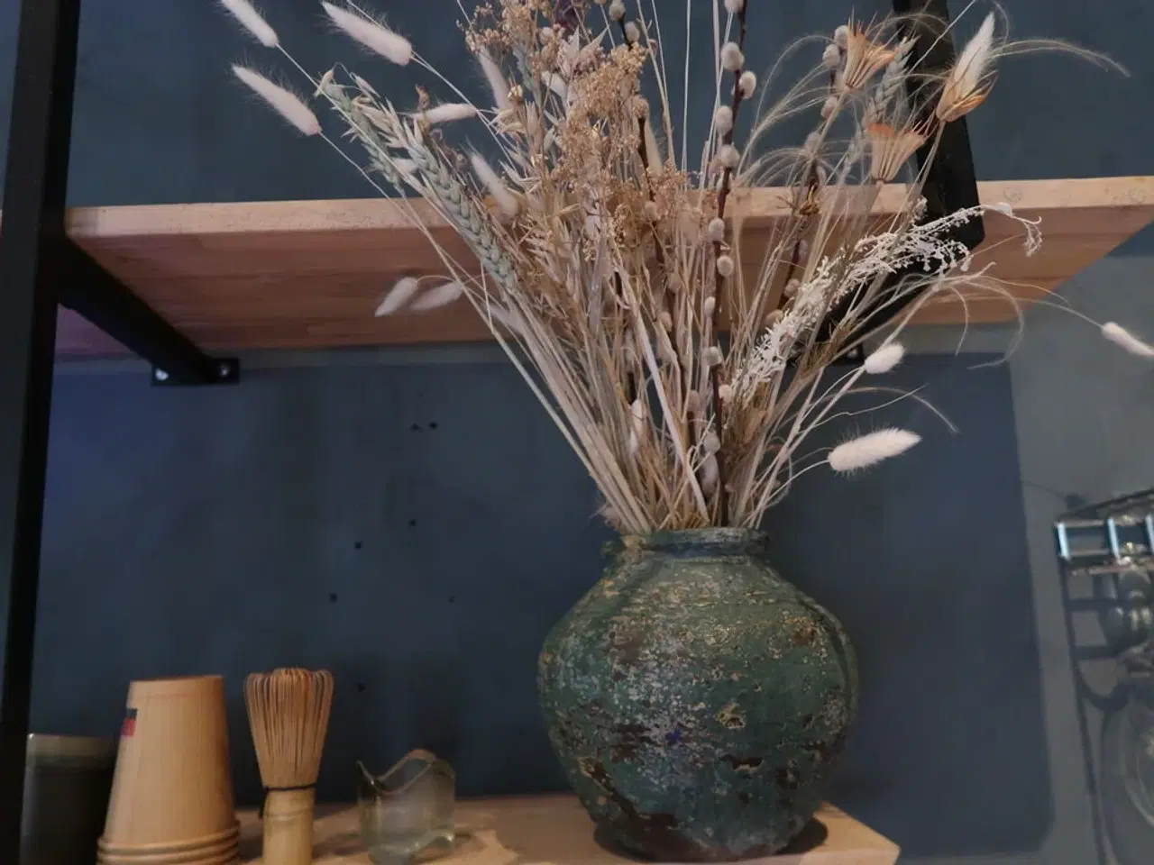 Billede 8 - Reol med indhold