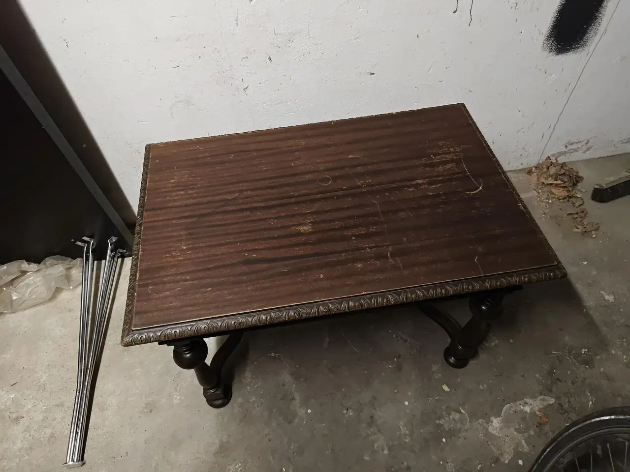 Billede 1 - Massivt sofabord i træ – slidt, men solidt