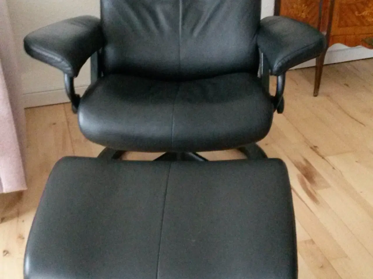 Billede 2 - 2 stressless dover i sort og på sort signatur stel