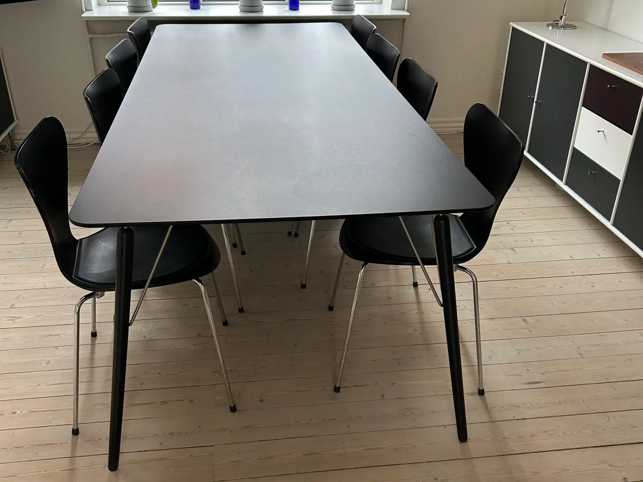 Billede 2 - Spisebord i sort linoleum 