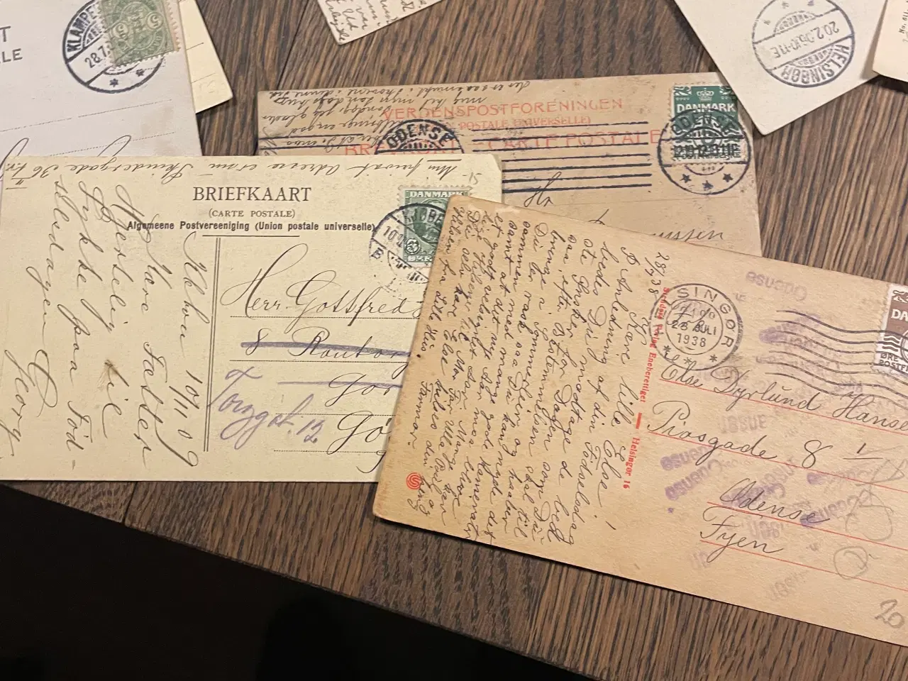 Billede 10 - Gamle postkort med frimærker.